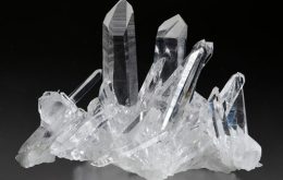 12210-gem-stone-icon سنگ در نجف: مقاله جامع درباره خواص سنگ و انگشتر در نجف اصل و نحوه شارژ آن معرفی سنگ در نجف دُر به معنای مروارید (منظور پاکی و سفیدی این سنگ) و نوع نجفی به معنی “مروارید نجف” می باشد که در زبان فارسی نیز به این نمونه از کوارتزهای شفاف دُر کوهی گفته میشود. سنگ در نجف چیست؟ نگین در نجف، با رنگ‌ های متفاوتی یافت شده و با نام‌ های مختلفی همچون سنگ دور نجف نیز شناخته می ‌شود. سنگ دور نجف سنگی صاف و شفاف که مثل شیشه است و از خانواده ی سنگ‌ های کوارتز می‌ باشد. یکی از گونه های سنگ دور نجف، عقیق می باشد که برای عموم مردم شناخته شده است و به رنگ‌های کهربائی، زرد، سفید، جگری، جگری مایل به سیاه و سبز مشاهده می شود. dur-najaf-ring-men سنگ در نجف: مقاله جامع درباره خواص سنگ و انگشتر در نجف اصل و نحوه شارژ آن باید توجه داشت که نه تنها هیچ موردی با عنوان مضرات سنگ در نجف وجود ندارد و درباب مضرات آن شفاها و به صورت مستند مطلبی ارائه نشده است بلکه این سنگ از نظر معنوی دارای بسیار با ارزش و گران بها می باشد در ادامه به طور کامل به خواص سنگ در نجف خواهیم پرداخت. سنگ در نجف به صورت دو رنگ شیشه ای بی رنگ و شیشه ای مایل به قرمز در قسمت وادی السلام نجف کشور عراق یافت می‌شود که به نمونه دوم در حسینی نیز گفته می‌شود. گونه های دیگری از نگین در نجف خط‌ های سیاه رنگی به شکل مو دارا می باشد که به آن در مودار می گویند. از آنجایی که این سنگ فقط در منطقه بزرگ قبرستان وادی السلام و اطراف آن یافت می شود، منابع آن کم و مردم سرزمین های دور کمتر با آن آشنایی دارند. منطقه وادی السلام نجف بین تپه ها و کوه ها که محل عبور سیلاب نیز هست مکانی با ۵ میلیون جسد می باشد که بزرگترین گورستان جهان است. مکانی که نوح، هود، آدم و همینطور امام علی علیه السلام در آن دفن شده اند. این قبرستان که به نام وادی السلام است، در شهر نجف اشرف قرار دارد که قدمتی به بلندای تاریخ دارد. گفته شده که ارواح مؤمنین و مؤمنات، شب های جمعه در این گورستان به گرد هم می آیند، اگر انسان دین داری از دنیا برود فرشتگان بدن او را به این قبرستان منتقل خواهند کرد و بلعکس. از جمله مکان های با ارزش و مقدس گورستان، مقام امام زمان و مقام امام صادق می باشد. dur-najaf-beautiful-stone سنگ در نجف: مقاله جامع درباره خواص سنگ و انگشتر در نجف اصل و نحوه شارژ آن گفته می شود سنگ در نجف هنگام زمان ظهور امام زمان (عج) بنا به دلایلی که گفته شد بسیار کمیاب و قیمتی می شود اما امروزه بسیار ارزان و فراون است و از خواص سنگ در نجف بسیار استفاده می شود. از لحاظ زیست شناسی هر انسانی از یه نطفه ای تشکیل شده که زمانی که می میرد و بدن او متلاشی می شود این سلول ها و هسته ی اولیه از بین نمی رود. شاید برای شما سوال باشد که علت محبوبیت سنگ در نجف چیست؟ بدیهی است که ویژگی های گفته شده از خاک وادی السلام با ذرات وجود این انسان های بزرگ باعث شده که سنگ در نجف میان مسلمانان و بخصوص شیعیان ارزش معنوی بسیار بالایی داشته باشد برای این که نگین در نجف طی هزاران سال در این خاک تشکیل شده و سپس به ما رسیده است.