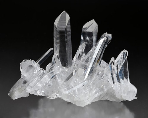 12210-gem-stone-icon سنگ در نجف: مقاله جامع درباره خواص سنگ و انگشتر در نجف اصل و نحوه شارژ آن معرفی سنگ در نجف دُر به معنای مروارید (منظور پاکی و سفیدی این سنگ) و نوع نجفی به معنی “مروارید نجف” می باشد که در زبان فارسی نیز به این نمونه از کوارتزهای شفاف دُر کوهی گفته میشود. سنگ در نجف چیست؟ نگین در نجف، با رنگ‌ های متفاوتی یافت شده و با نام‌ های مختلفی همچون سنگ دور نجف نیز شناخته می ‌شود. سنگ دور نجف سنگی صاف و شفاف که مثل شیشه است و از خانواده ی سنگ‌ های کوارتز می‌ باشد. یکی از گونه های سنگ دور نجف، عقیق می باشد که برای عموم مردم شناخته شده است و به رنگ‌های کهربائی، زرد، سفید، جگری، جگری مایل به سیاه و سبز مشاهده می شود. dur-najaf-ring-men سنگ در نجف: مقاله جامع درباره خواص سنگ و انگشتر در نجف اصل و نحوه شارژ آن باید توجه داشت که نه تنها هیچ موردی با عنوان مضرات سنگ در نجف وجود ندارد و درباب مضرات آن شفاها و به صورت مستند مطلبی ارائه نشده است بلکه این سنگ از نظر معنوی دارای بسیار با ارزش و گران بها می باشد در ادامه به طور کامل به خواص سنگ در نجف خواهیم پرداخت. سنگ در نجف به صورت دو رنگ شیشه ای بی رنگ و شیشه ای مایل به قرمز در قسمت وادی السلام نجف کشور عراق یافت می‌شود که به نمونه دوم در حسینی نیز گفته می‌شود. گونه های دیگری از نگین در نجف خط‌ های سیاه رنگی به شکل مو دارا می باشد که به آن در مودار می گویند. از آنجایی که این سنگ فقط در منطقه بزرگ قبرستان وادی السلام و اطراف آن یافت می شود، منابع آن کم و مردم سرزمین های دور کمتر با آن آشنایی دارند. منطقه وادی السلام نجف بین تپه ها و کوه ها که محل عبور سیلاب نیز هست مکانی با ۵ میلیون جسد می باشد که بزرگترین گورستان جهان است. مکانی که نوح، هود، آدم و همینطور امام علی علیه السلام در آن دفن شده اند. این قبرستان که به نام وادی السلام است، در شهر نجف اشرف قرار دارد که قدمتی به بلندای تاریخ دارد. گفته شده که ارواح مؤمنین و مؤمنات، شب های جمعه در این گورستان به گرد هم می آیند، اگر انسان دین داری از دنیا برود فرشتگان بدن او را به این قبرستان منتقل خواهند کرد و بلعکس. از جمله مکان های با ارزش و مقدس گورستان، مقام امام زمان و مقام امام صادق می باشد. dur-najaf-beautiful-stone سنگ در نجف: مقاله جامع درباره خواص سنگ و انگشتر در نجف اصل و نحوه شارژ آن گفته می شود سنگ در نجف هنگام زمان ظهور امام زمان (عج) بنا به دلایلی که گفته شد بسیار کمیاب و قیمتی می شود اما امروزه بسیار ارزان و فراون است و از خواص سنگ در نجف بسیار استفاده می شود. از لحاظ زیست شناسی هر انسانی از یه نطفه ای تشکیل شده که زمانی که می میرد و بدن او متلاشی می شود این سلول ها و هسته ی اولیه از بین نمی رود. شاید برای شما سوال باشد که علت محبوبیت سنگ در نجف چیست؟ بدیهی است که ویژگی های گفته شده از خاک وادی السلام با ذرات وجود این انسان های بزرگ باعث شده که سنگ در نجف میان مسلمانان و بخصوص شیعیان ارزش معنوی بسیار بالایی داشته باشد برای این که نگین در نجف طی هزاران سال در این خاک تشکیل شده و سپس به ما رسیده است.