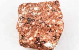 سنگ داسیت (Dacite) سنگ داسیت (Dacite) یک سنگ آذرین آتشفشانی است که از گدازه‌های ماگمایی با درصد سیلیکای متوسط تشکیل شده است. این سنگ از نظر ترکیبی بین آندزیت و ریولیت قرار دارد. داسیت‌ها عمدتاً از کانی‌های فلدسپات پلاژیوکلاز، بیوتیت، و پیروکسن تشکیل شده‌اند. این سنگ‌ها می‌توانند حاوی مقادیر کمی از کانی‌های دیگر مانند کوارتز، کلسیت، و هورنبلند نیز باشند. داسیت‌ها معمولاً دارای رنگ خاکستری مایل به قرمز یا قهوه‌ای هستند. این سنگ‌ها دارای بافت دانه‌ای متوسط تا درشت هستند. داسیت‌ها در مناطق آتشفشانی سراسر جهان یافت می‌شوند. این سنگ‌ها معمولاً در مناطق کوهستانی و در نزدیکی مناطق فرورانش یافت می‌شوند. داسیت‌ها کاربردهای مختلفی دارند. این سنگ‌ها در ساخت و ساز، جاده‌سازی، و صنایع مختلف مورد استفاده قرار می‌گیرند. در اینجا برخی از کاربردهای سنگ داسیت آورده شده است: ساخت و ساز: داسیت‌ها در ساخت و ساز به عنوان سنگ ساختمانی، سنگ نما، و سنگ فرش استفاده می‌شوند. جاده‌سازی: داسیت‌ها در جاده‌سازی به عنوان سنگ زیرسازی، سنگ آسفالت، و سنگ جدول استفاده می‌شوند. صنایع مختلف: داسیت‌ها در صنایع مختلف مانند صنعت ساختمان، صنعت سنگ، و صنعت معدن مورد استفاده قرار می‌گیرند. سنگ داسیت (Dacite) چیست
